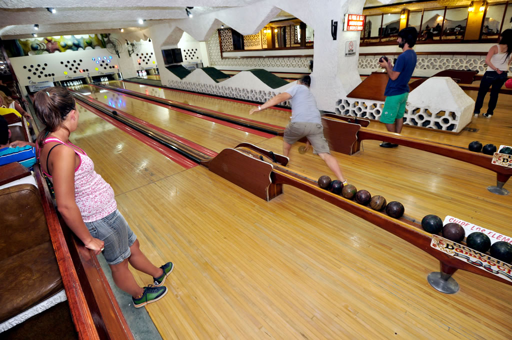 Grupo jugando al bowling