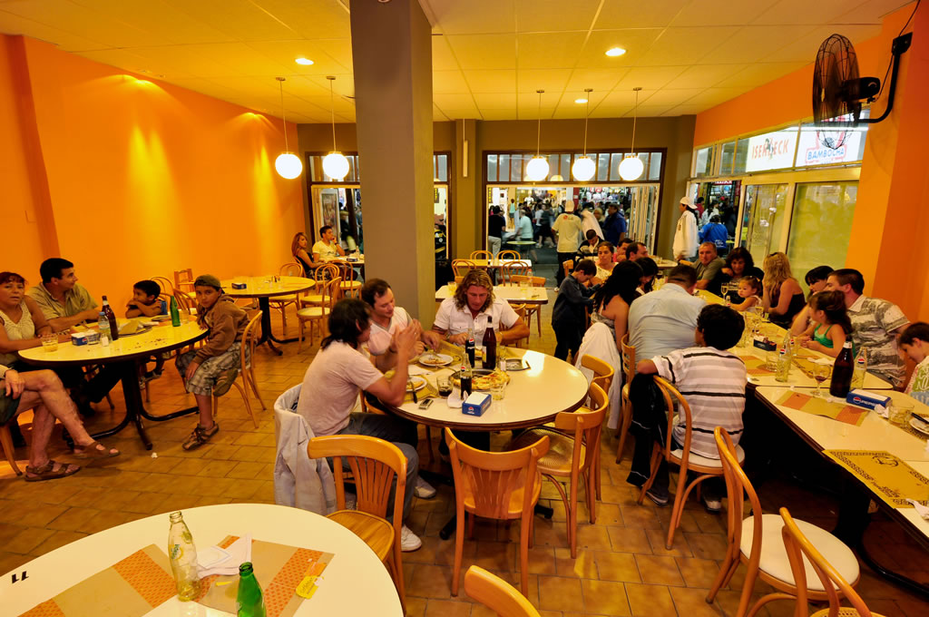 Salón Bambocha con clientes